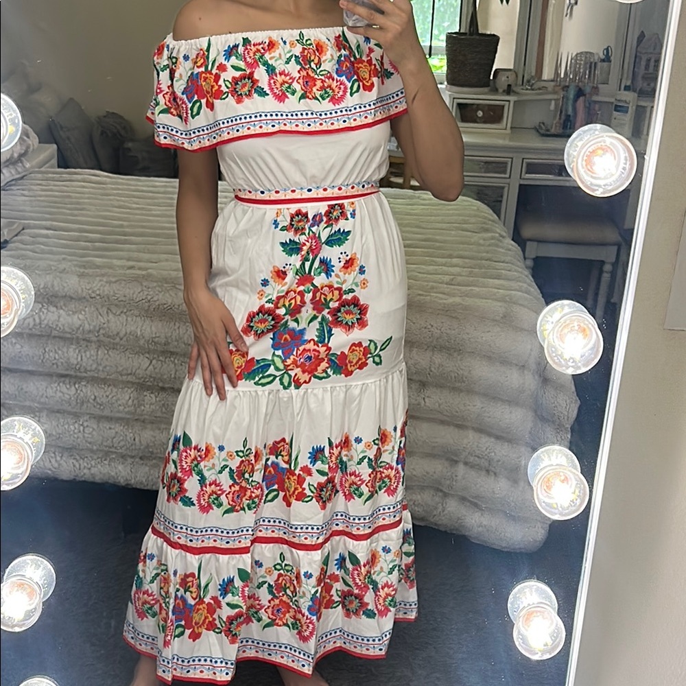 Floral Off-Shoulder White Dress used in good condition fits like a size Medium